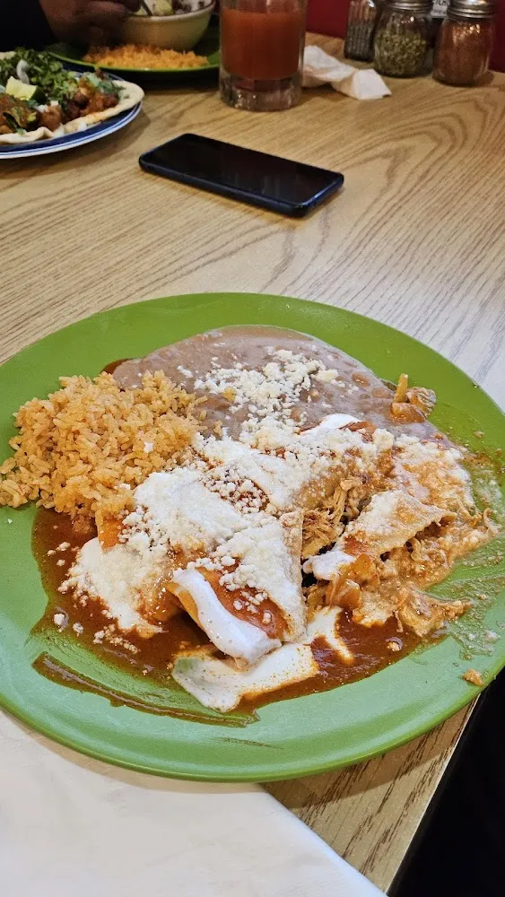 Enchiladas Rojas de Pollo